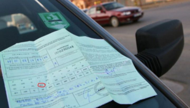 Doi chişinăuieni, cercetați pentru comercializarea polițelor "Carte Verde" falsificate.