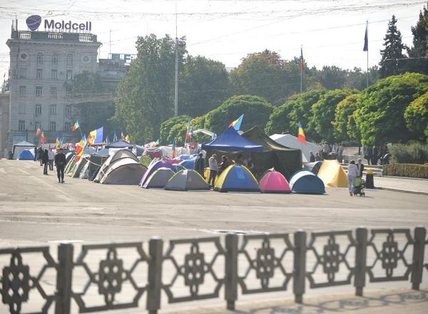 Люди приносят деньги, продукты питания, дрова и одежду. Фото: novosti.protv.md