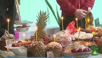 Родственники заключенных передали им пасхальные угощения.