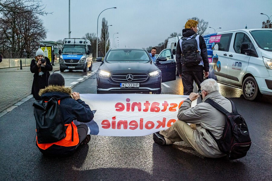 Polsat: Prezentatoarea TV poloneză, Schreiber, a stropit activiștii de mediu cu un extinctor.