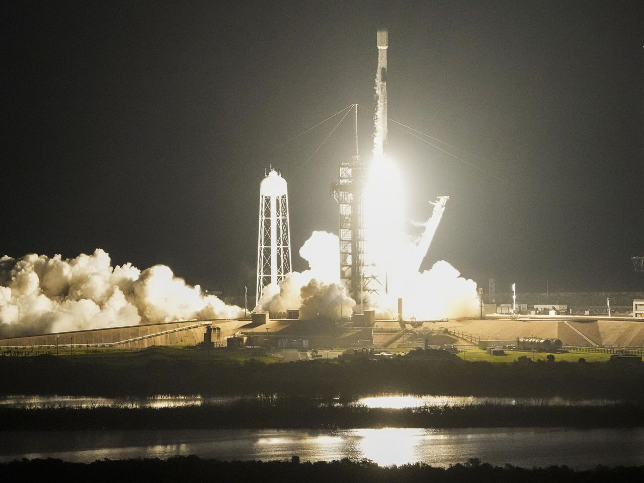 SpaceX a lansat spre Lună un modul cu o stație de telecomunicații mobile.