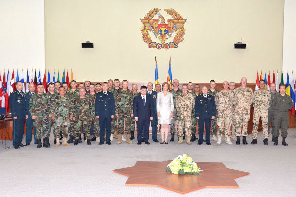 18 военнослужащих были сертифицированы для перевозки опасных грузов .
