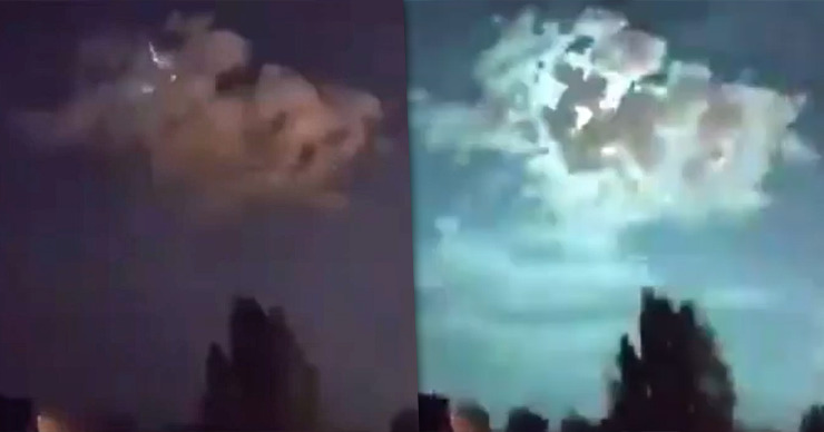 Жители Измира засняли на видео падающий метеор.