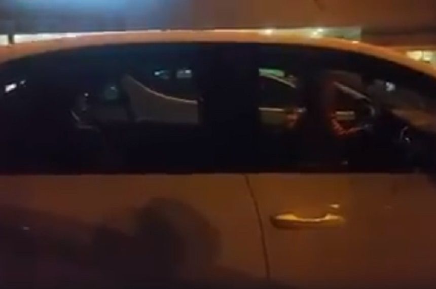 Lăsate singure în mașină. O copilă a pornit motorul în joacă. Foto: captură video
