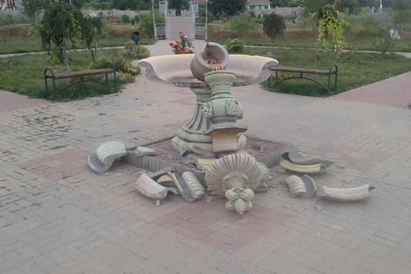 В Гагаузии вандалы разрушили фонтан в парке.