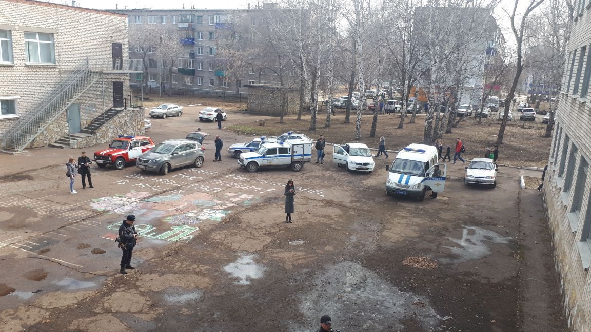 Вооружённый ножом ученик напал на собственных одноклассников и педагога в школе № 1 города Стерлитамака. 