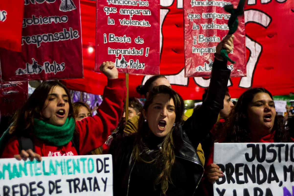 Uciderile a trei femei transmise live au declanșat proteste masive în Argentina.