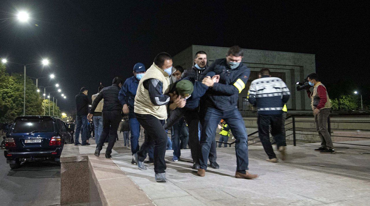 Более 750 человек пострадали в результате беспорядков в Бишкеке.