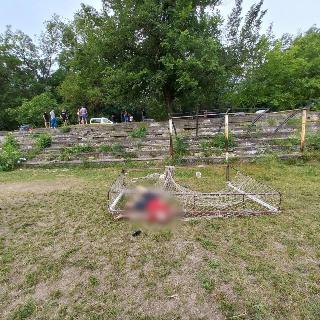 В Страшенском районе мужчину насмерть задавило футбольными воротами.