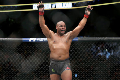 Американский боец смешанных единоборств (MMA) Даниэль Кормье победил соотечественника Деррика Льюиса.