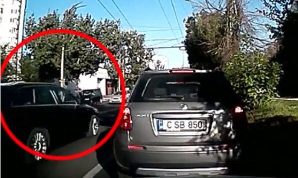 Видеорегистратор запечатлел момент наезда на пешехода в Кишиневе.