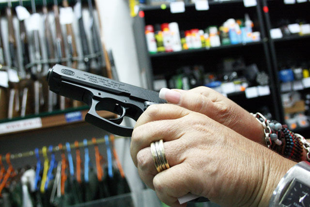 De astăzi, cetățenii care dețin arme ilegale le pot preda benevol poliției și ulterior înregistra, fără a fi sancționați. Foto: igj.ro