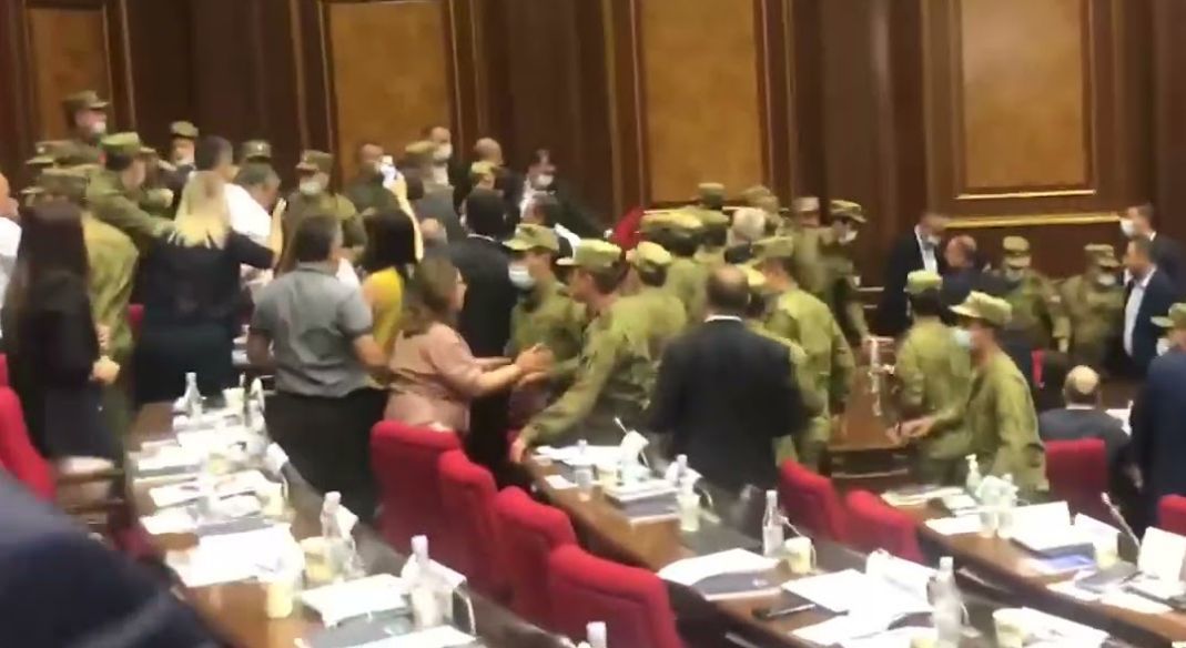 В парламенте Армении снова подрались депутаты.