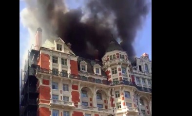 В гостинице в центре Лондона вспыхнул пожар.