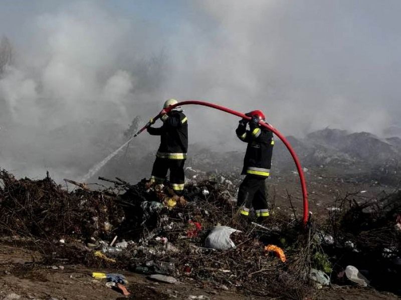 Пожарные потушили более 60 возгораний сухой растительности.