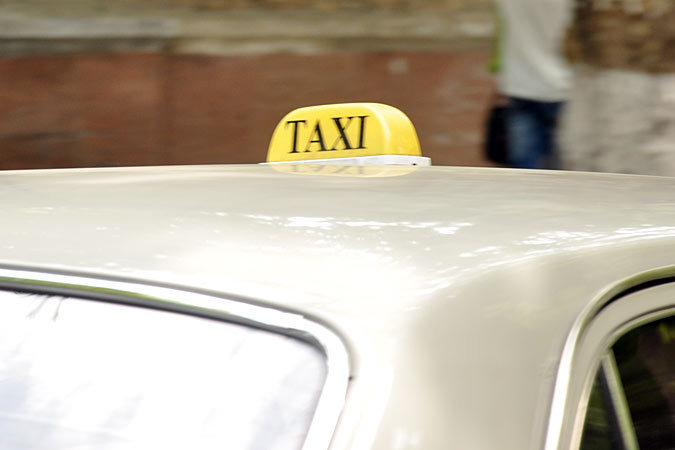 Patronatul transportatorilor auto de călători şi bagaje în regim de taxi a reuşit să convingă autorităţile să introducă sancţiuni în Codul contravenţional pentru taximetriştii care activează fără licenţă.