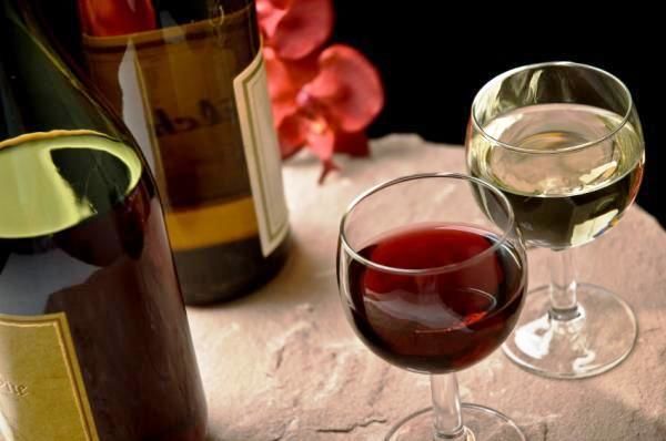 Vinul roşu păstrat în frigider îşi menţine aroma mai mult timp. Foto: b1.ro