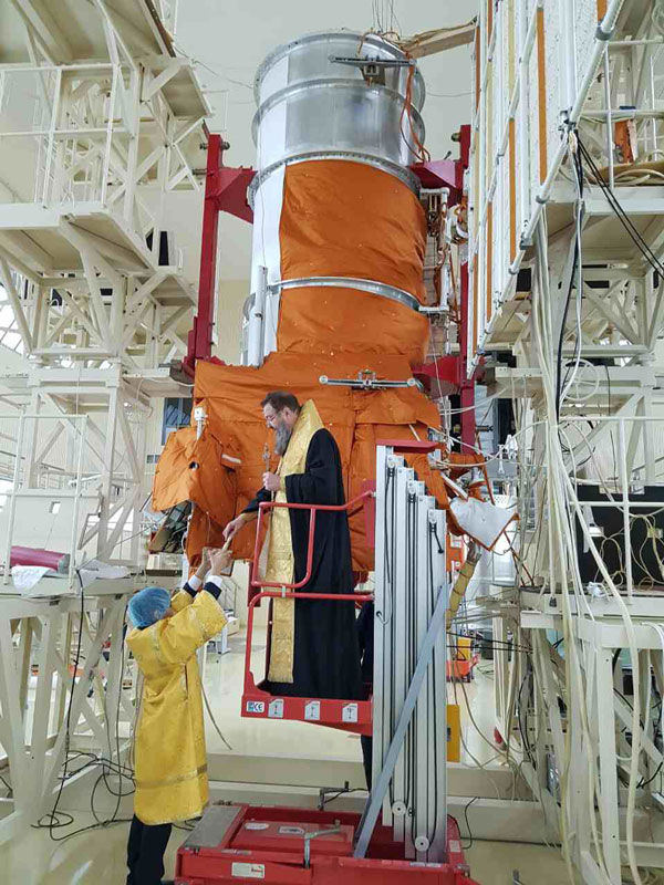 Роскосмос освящает космические корабли "Союз МС" и ракеты-носители "Союз-ФГ", используемые в пилотируемых запусках.