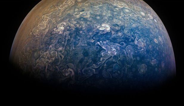 O imagine prezintă modificări ale culorii furtunii masive de pe Jupiter.