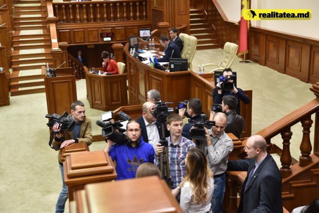 Candu surprins că operatorii nu rămîn în sala Parlamentului.