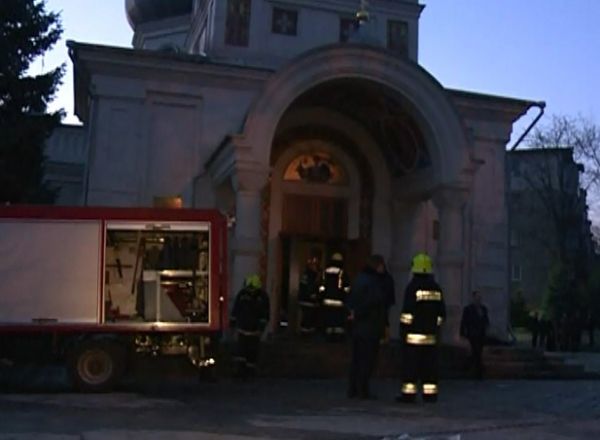 Potrivit pretorului de la Botanica, focul a fost declansat din cauza unor cabluri cu tensiune inalta. Foto: protv.md
