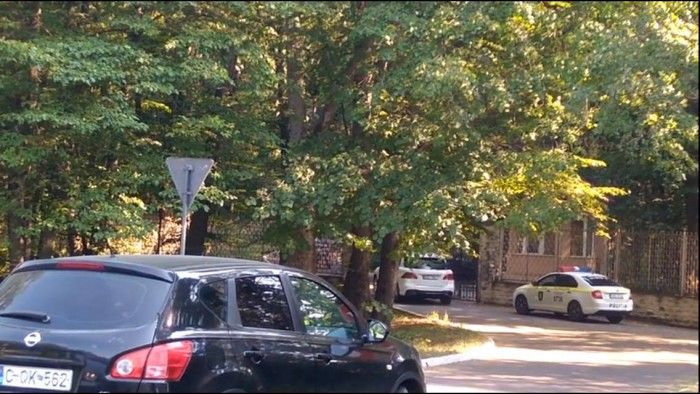 Porsche-uri și Mercedes-uri de lux au fost surprinse astăzi la vila prezidențială de la Condrița. 