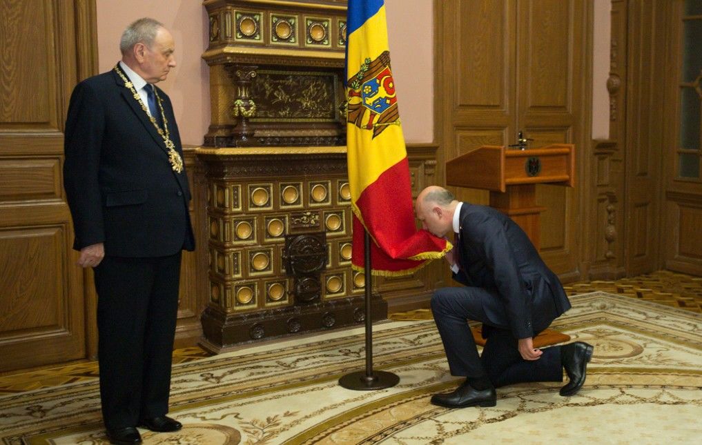 Guvernul Filip, votat de Parlament într-o ședință convocată ad-hoc, care a durat jumătate de oră și care a depus jurământul la miezul nopții.