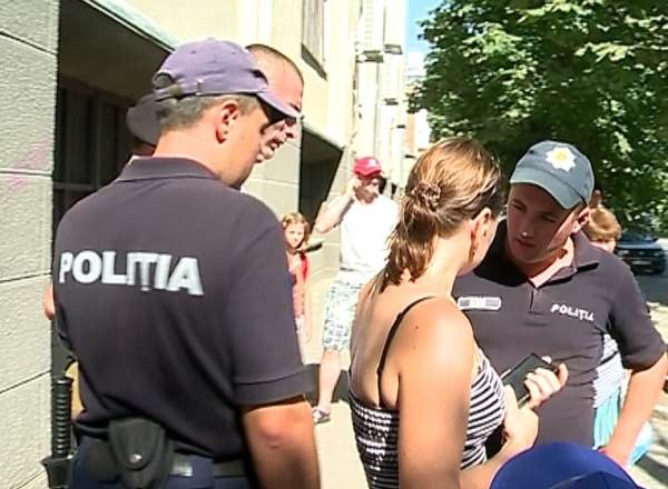 Fiti cu ochii in patru cand mergeti pe strada, deoarece ati putea ramane fara bijuterii. A patit-o o femeie din capitala.