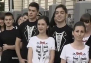 Выпускники прошли по центру города в футболках с надписью «Твои пять минут блеска – чья-то целая жизнь».