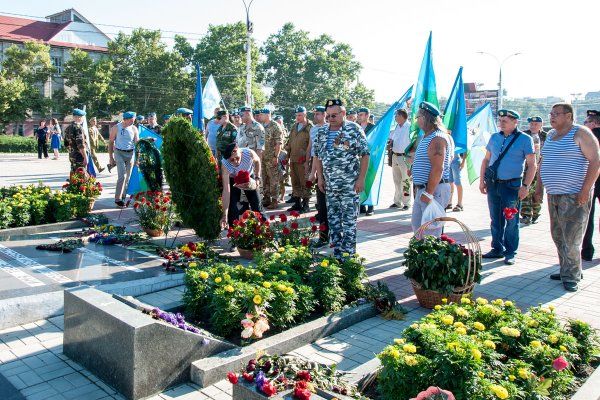 Порядка 100 представителей воздушно-десантных войск возложили сегодня цветы на Мемориале Славы в столице.