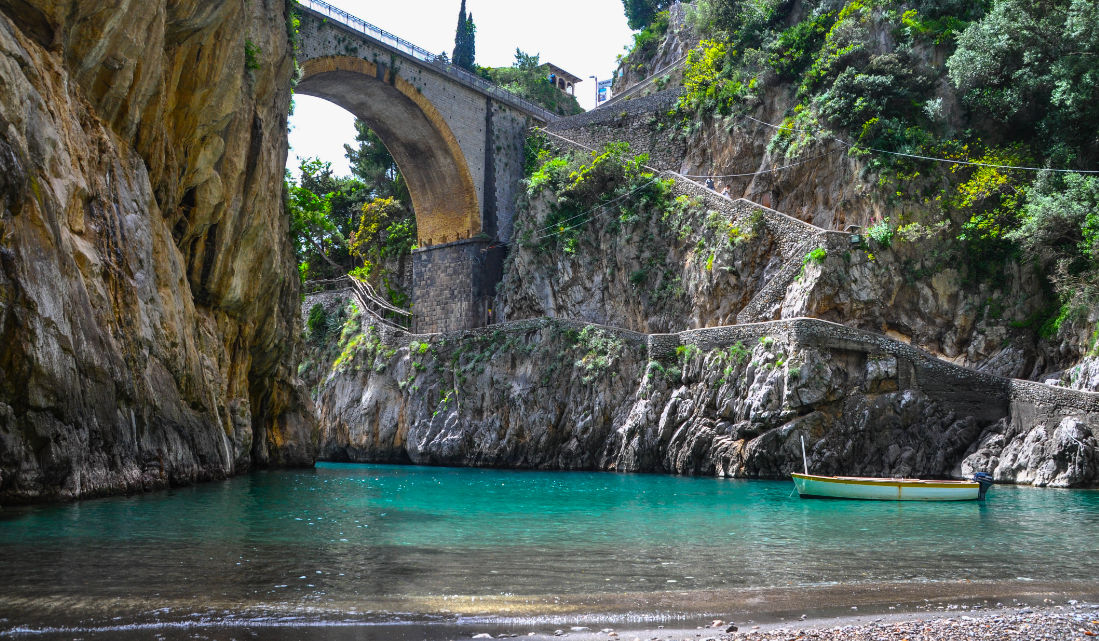 În Italia există un sat ascuns de mulțimea turiștilor care pare să fi rămas încremenit în timp.