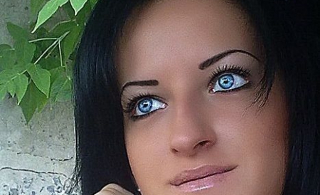 Acum spune că nu mai poate ieşit din această lume, iar hainele pe care le poartă sunt un manifest al răzvrătirii sale.