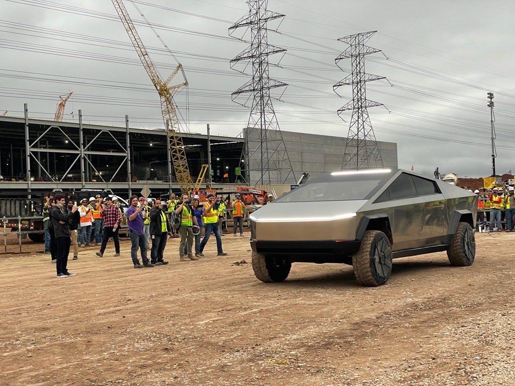 Tesla перенесла производство Cybertruck на 2022 год.