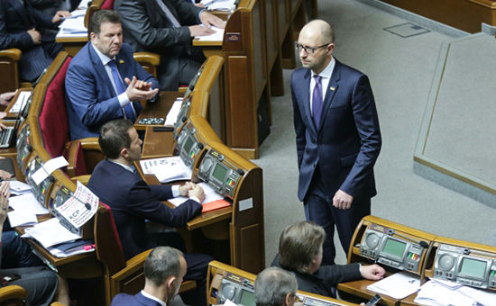 Яценюк объявил, что уходит в отставку 10 апреля и надеялся, что Рада рассмотрит его заявление 12 апреля.