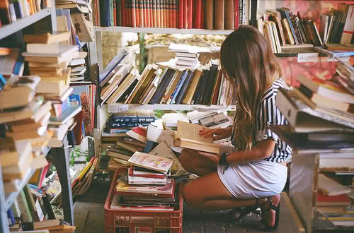 Теперь оголяющихся среди книг девушек могут привлечь к ответственности за сутенерство. Фото: gert.viewy.ru