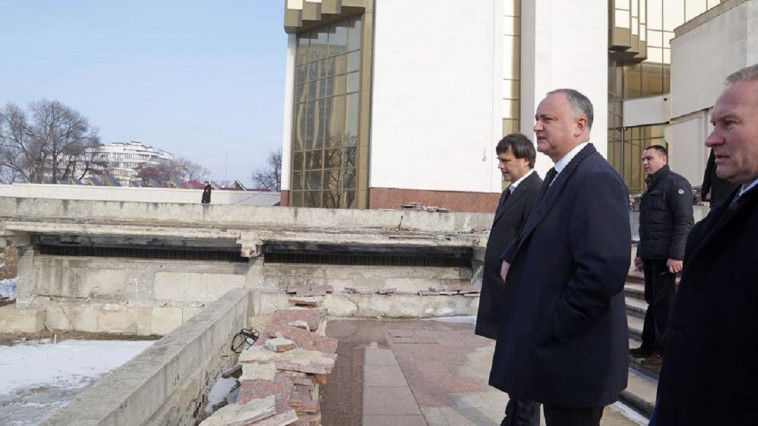 Dodon, cu inspecția la clădirea Președinției de pe bd.Ștefan cel Mare. Foto: facebook/Igor Dodon