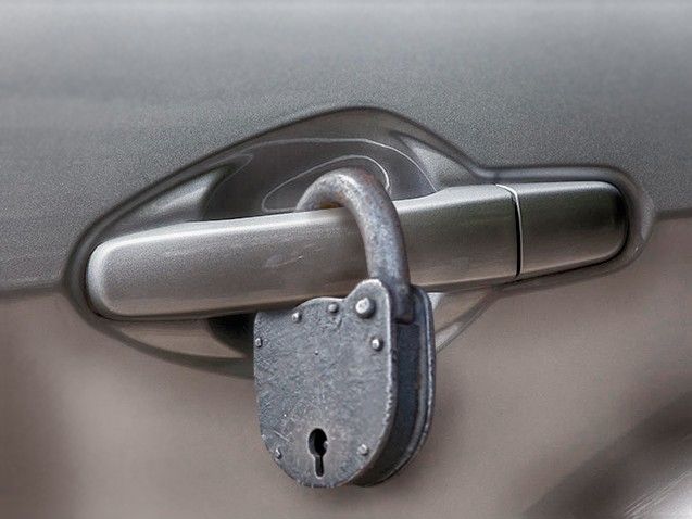 Журналисты рекомендуют обращаться в службу аварийного открытия замков.