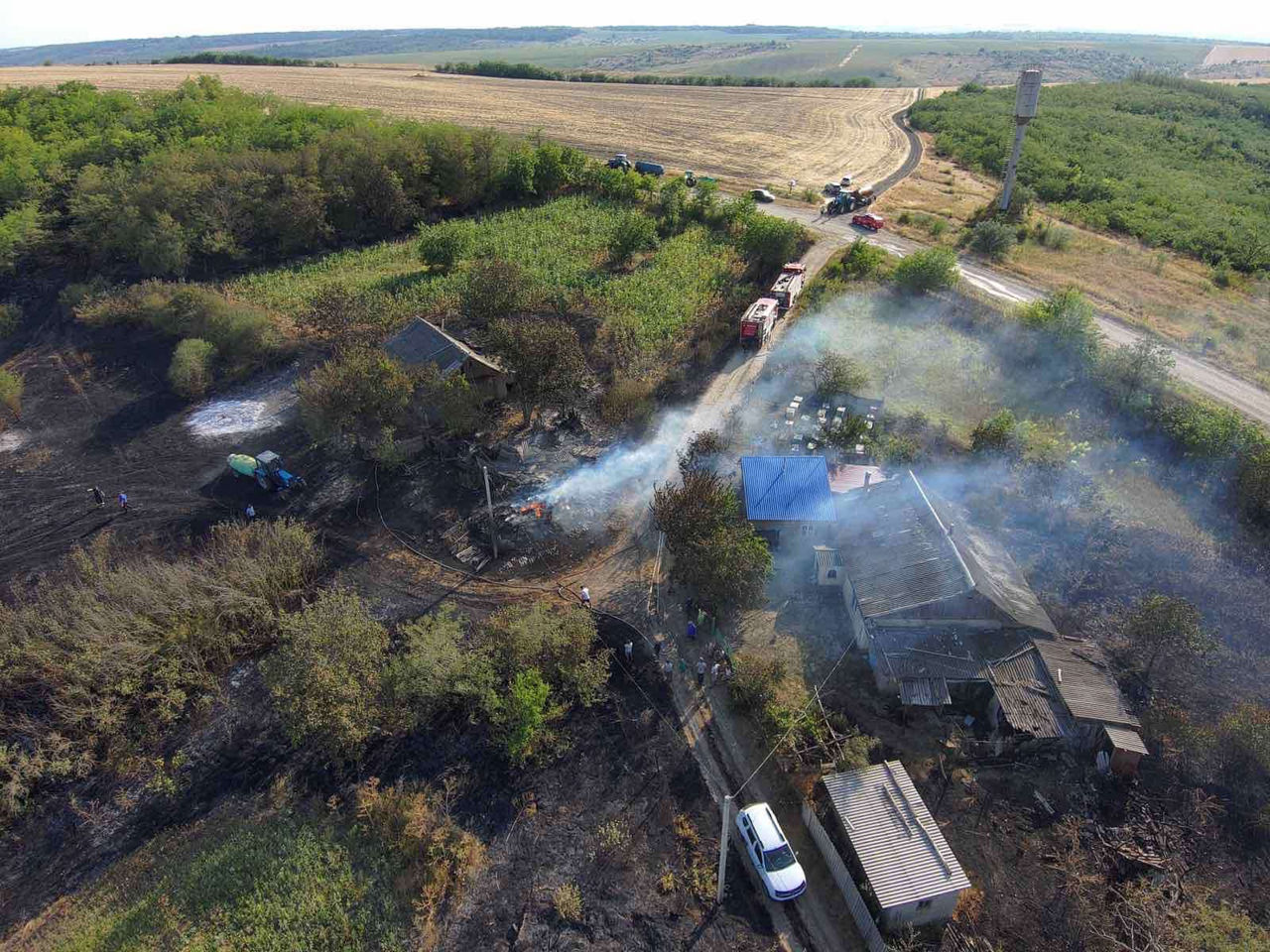 Incendiu de 11 ore în raionul Căușeni: Au ars trei case și 300 de baloți de fân.
