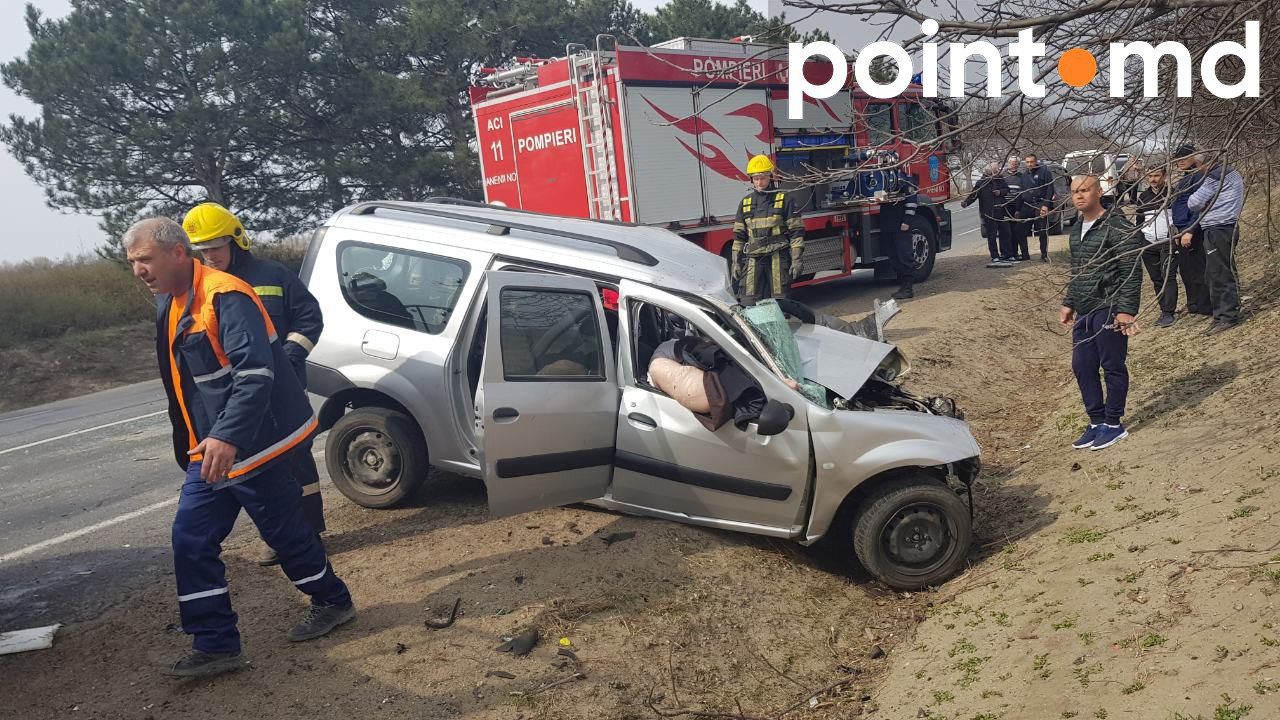 При столкновении автобуса и легковушки погибли два человека.