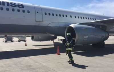 В Тель-Авиве экстренно сел самолет после взрыва в двигателе.