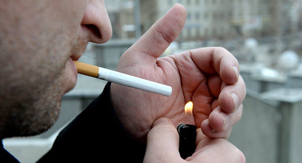 Четверо из десяти детей становятся пассивными курильщиками вне семьи.