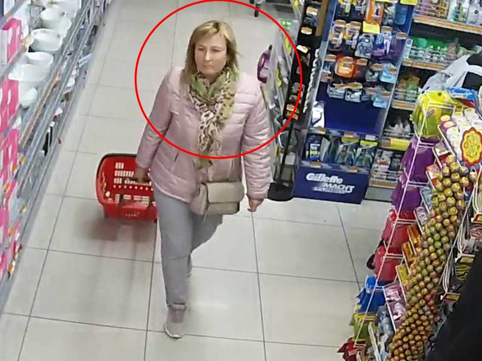 Женщину подозревают в краже кошелька в столичном супермаркете.