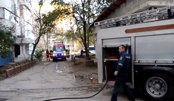 Un incendiu a izbucnit intr-un apartament al unui bloc de locuit din orasul Balti. In locuinta se afla un copil de 7 ani, care a alertat vecinii.