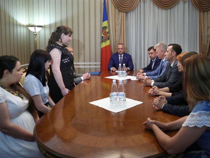Dodon a semnat decretele privind numirea în funcție a unor judecători. Foto: presedinte.md