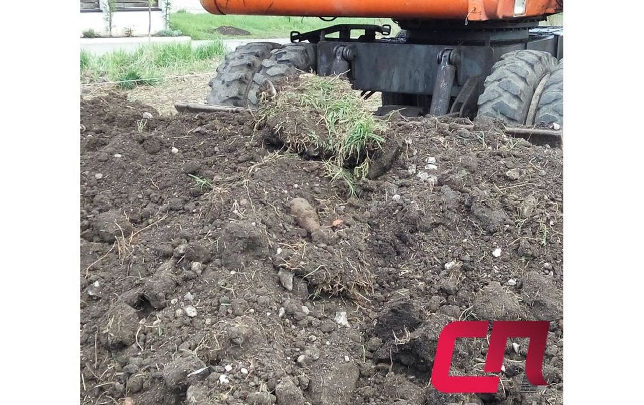 Снаряд один из работников заметил в земле на глубине около полуметра.