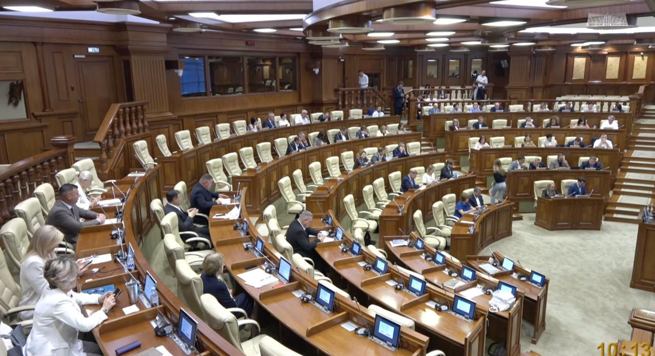Оппозиция бойкотирует заседания парламента: нет времени знакомиться с законопроектами.