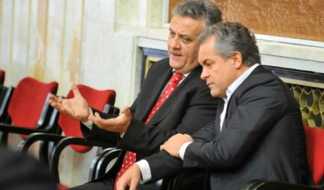 În cadrul şedinţei de ieri a Parlamentului, deputatul PCRM, Oleg Reidman, a fost surprins într-un moment extrem de familiar împreună cu vicepreşedintele fracţiunii PD, oligarhul Vladimir Plahotniuc.