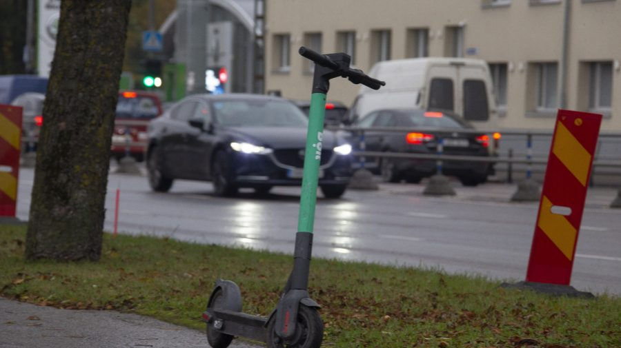 Двое молодых людей воровали аккумуляторы с самокатов.