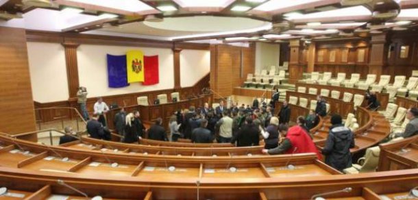Cererea lui Anghel a fost întâmpinată cu hohote de râs de legislatorii Alianței pro-europene.