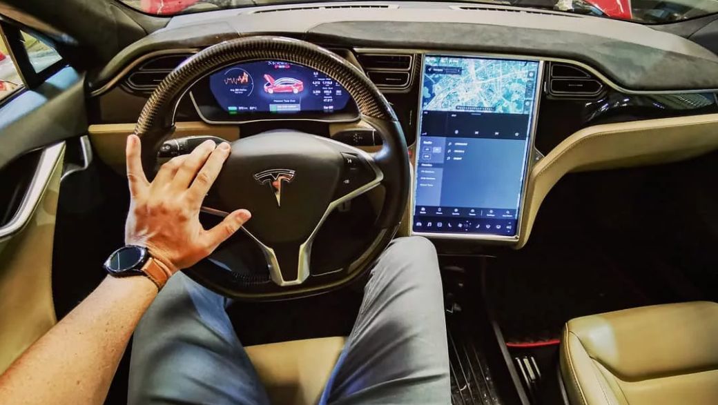 Автопилот Tesla спутал Луну со светофором.